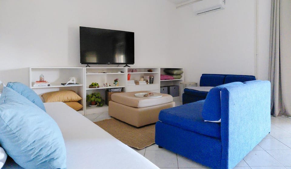 Bed, TV and multimedia, Living room, air conditioner