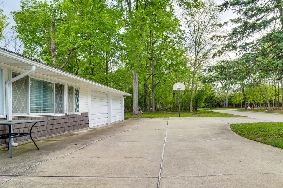 2 Mi to Heritage Park! Pet-Friendly Retreat House in Farmington Hills