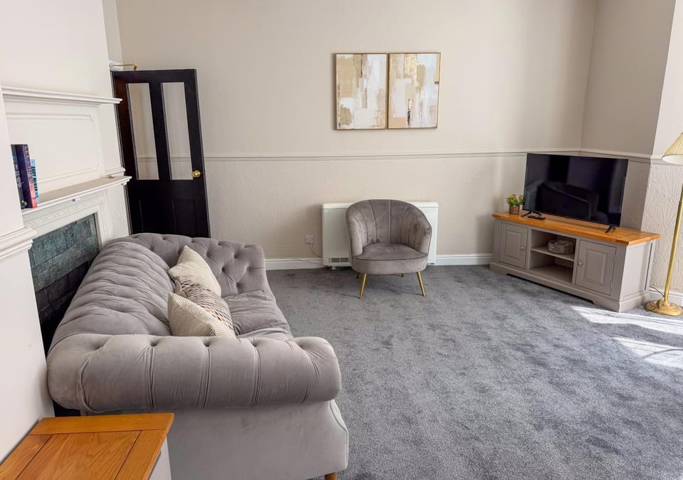 Living room, Seating area, Evening entertainment