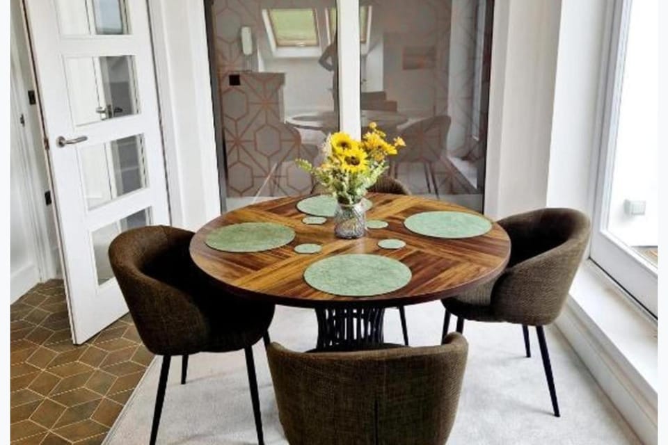 Seating area, Dining area