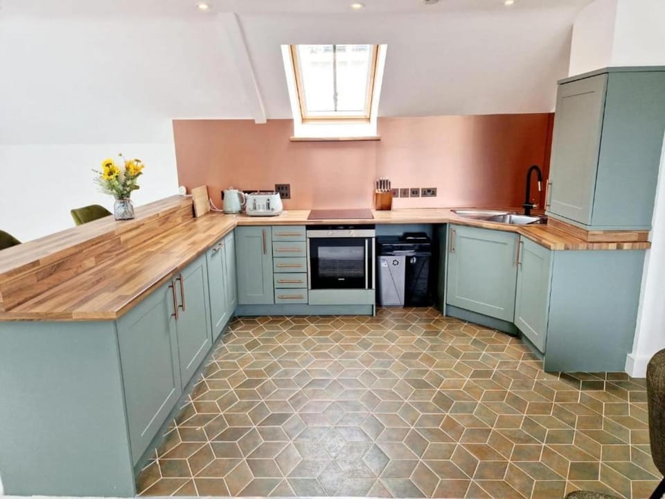 Kitchen or kitchenette, dishwasher, minibar, oven