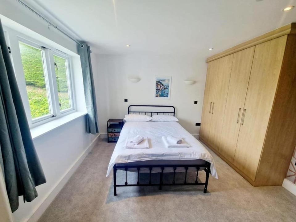 Bed, Bedroom, towels, wardrobe