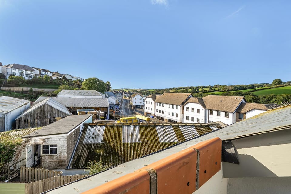 Apartment Sleeps 4 with Balcony and Parking Apartment in Kingsbridge