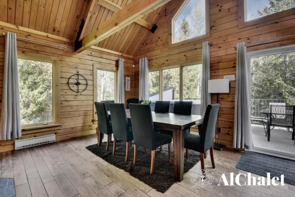 La Chouette Immersed in Nature with Spa Chalet in Baie-Saint-Paul
