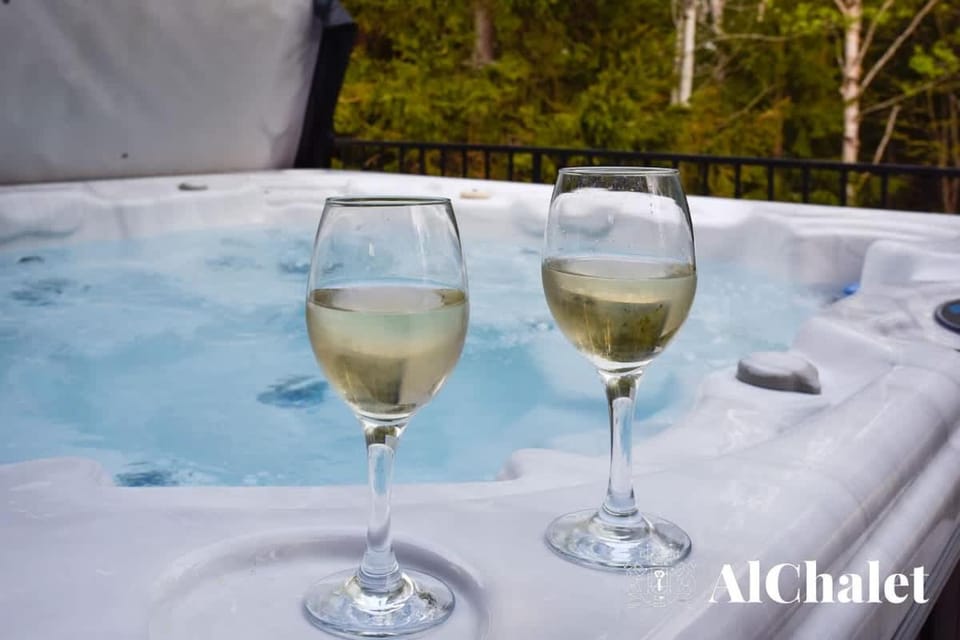 La Chouette Immersed in Nature with Spa Chalet in Baie-Saint-Paul