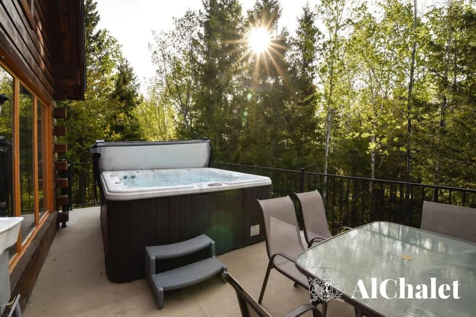La Chouette Immersed in Nature with Spa Chalet in Baie-Saint-Paul