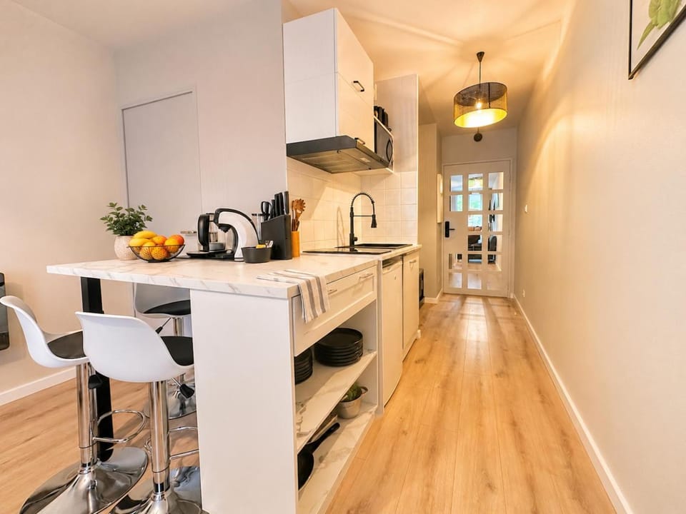 Coffee/tea facilities, Kitchen or kitchenette, Dining area, stove, toaster