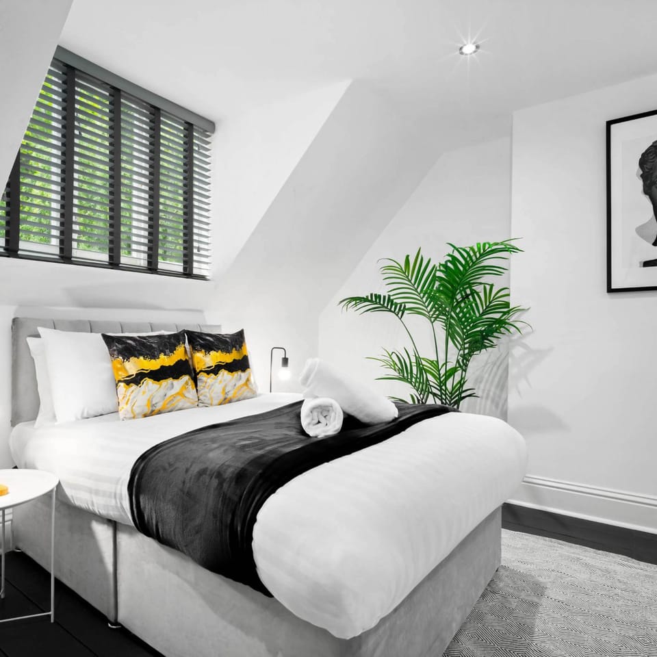 Photo of the whole room, Bedroom