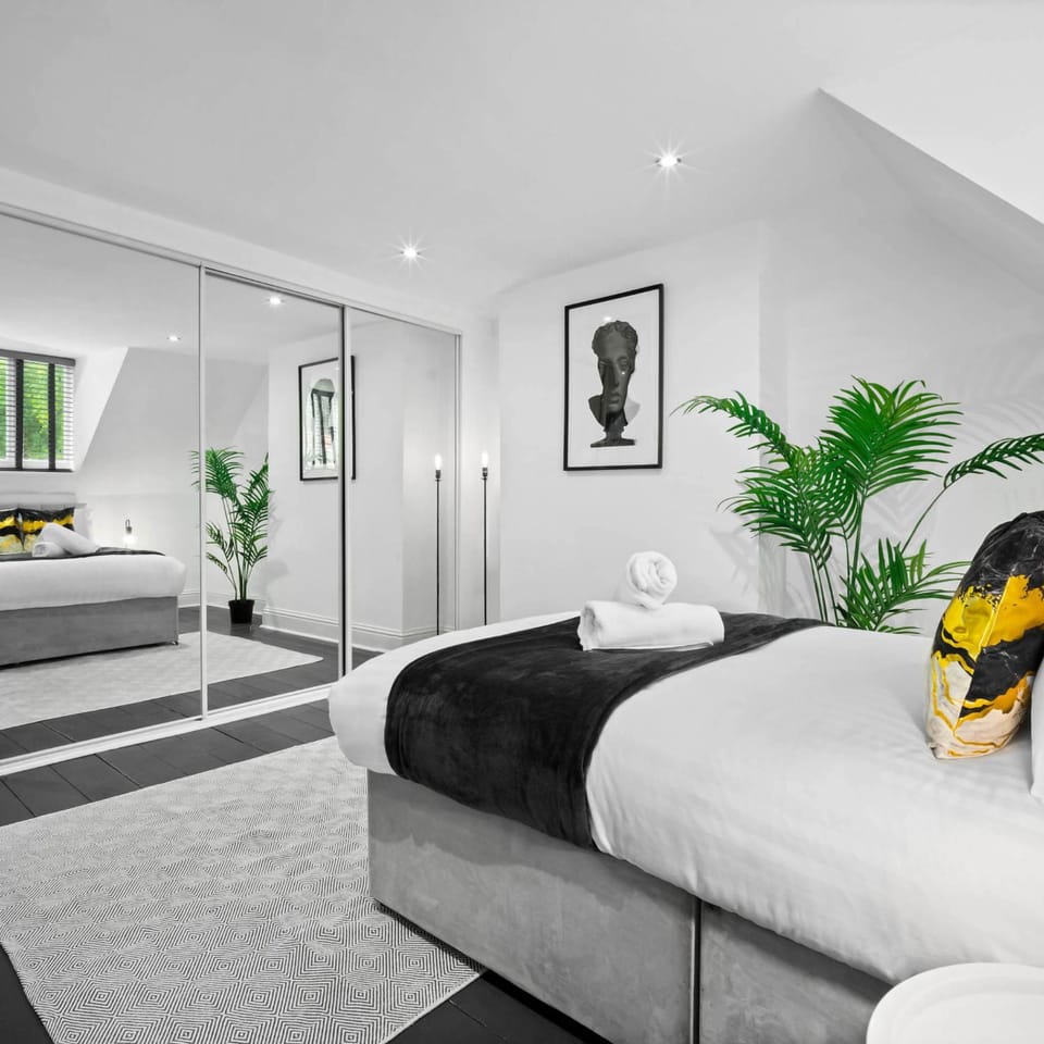Photo of the whole room, Bedroom