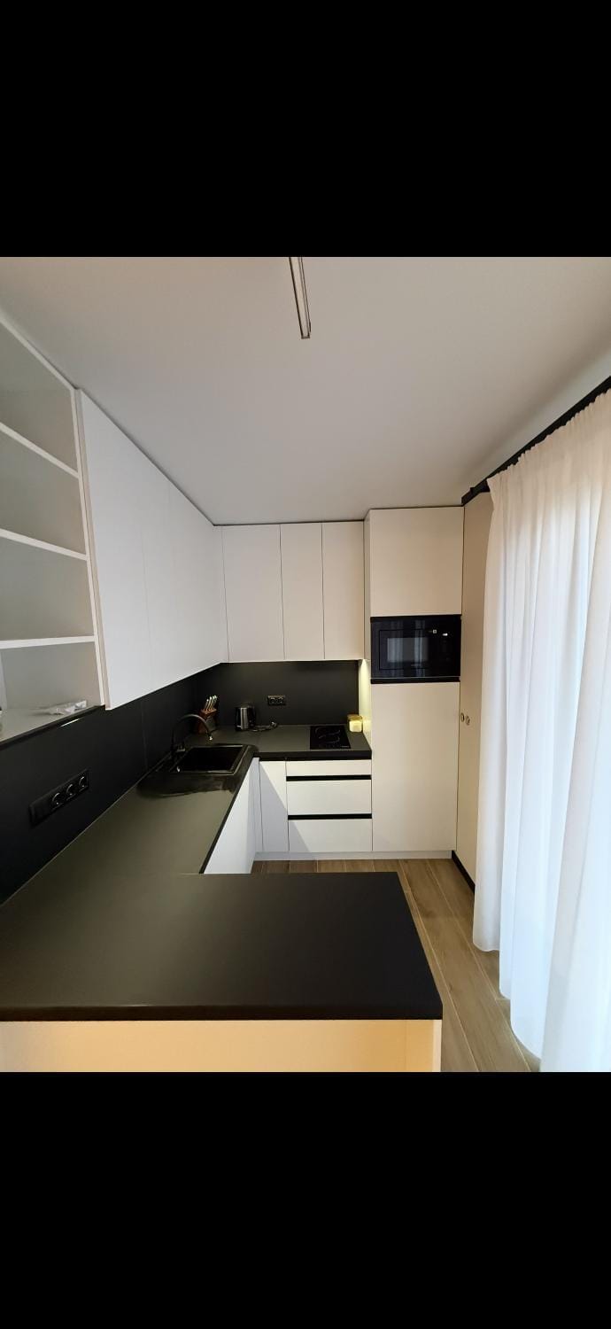Kitchen or kitchenette, minibar, oven
