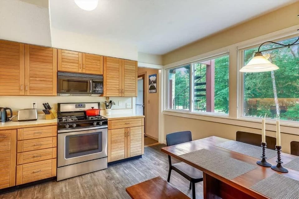 Alpine Condo - Ski In-Out Spacious Condo with Cozy Fireplace House in Morristown