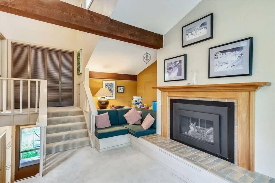 Alpine Condo - Ski In-Out Spacious Condo with Cozy Fireplace House in Morristown