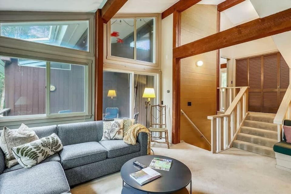 Alpine Condo - Ski In-Out Spacious Condo with Cozy Fireplace House in Morristown
