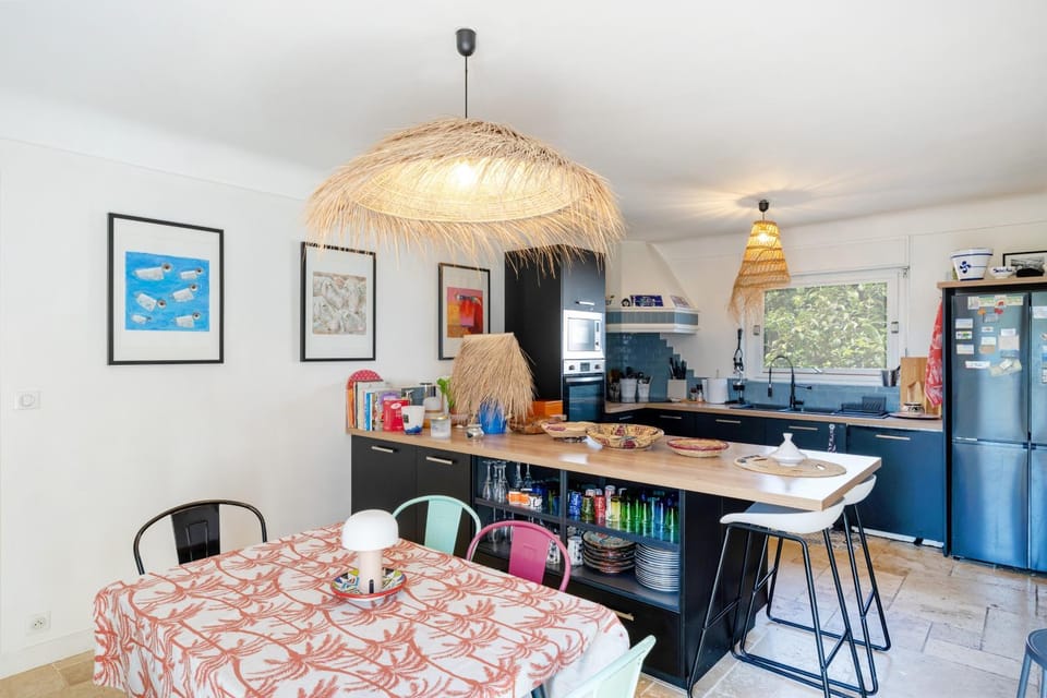 Property building, Kitchen or kitchenette, Living room