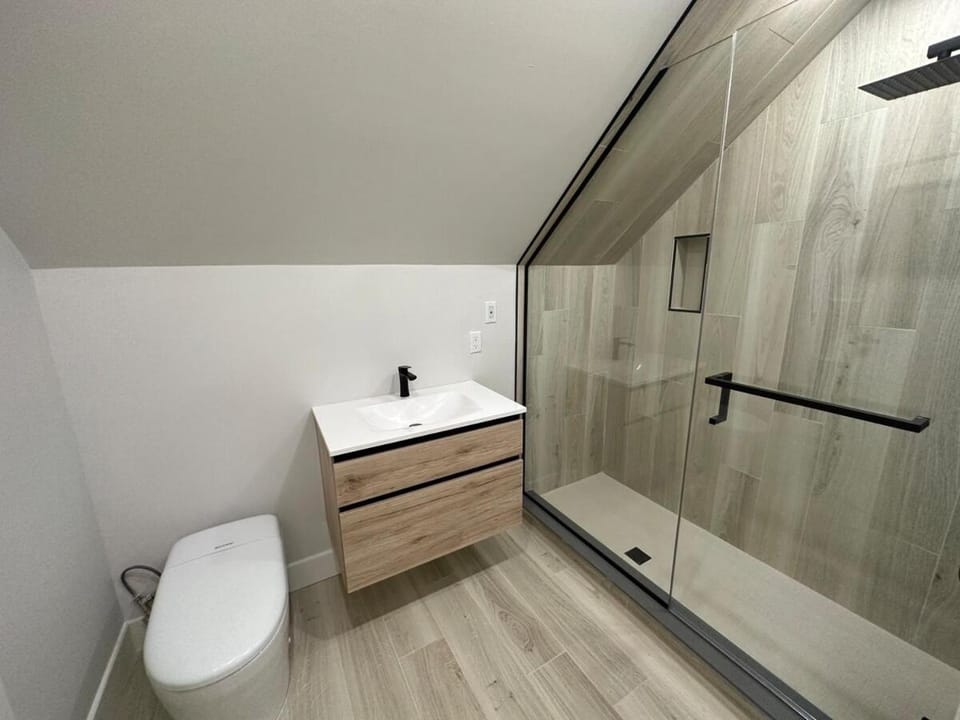 Opulence Suite-Luxury New Build with Riverview House in Prince Edward County