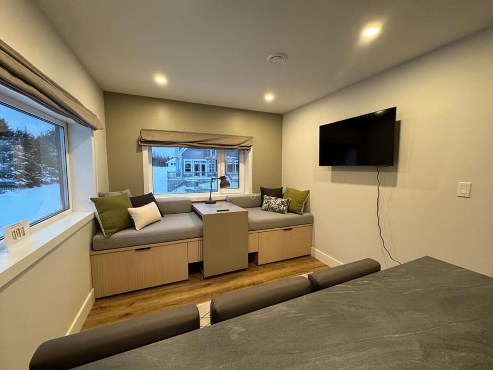 Opulence Suite-Luxury New Build with Riverview House in Prince Edward County
