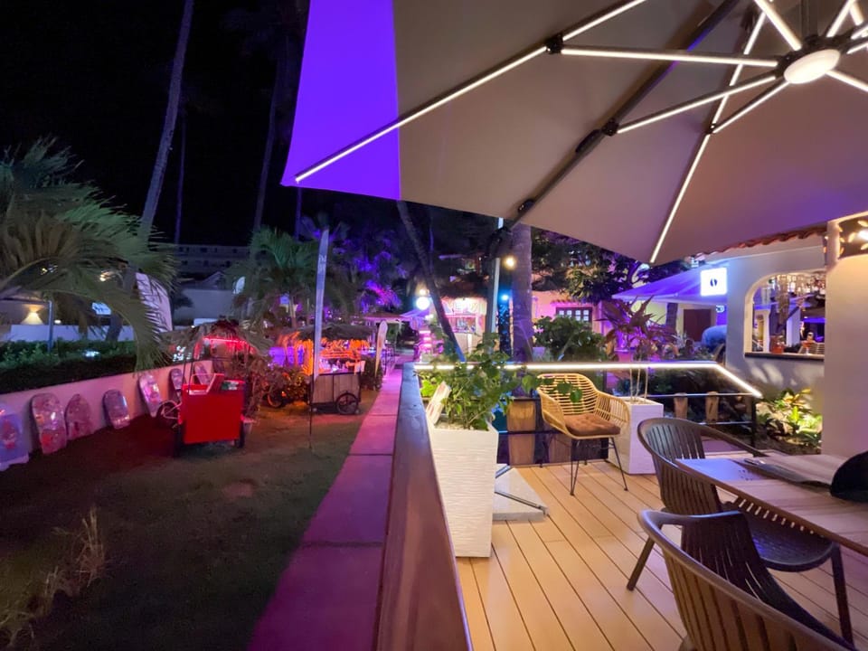 Restaurant/places to eat, Lounge or bar
