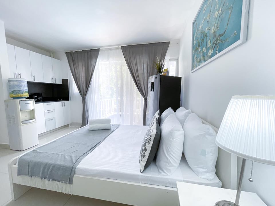 Bed, TV and multimedia, Photo of the whole room, Bedroom