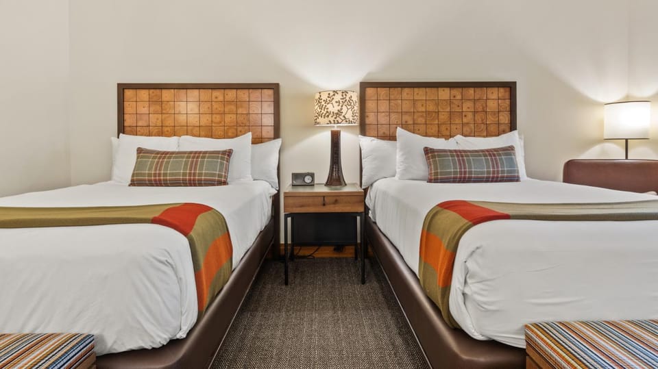1322 Spruce Peak Mountain Side Guest Room 2- beds sleeps 4 Ski in Ski Out By Stowe Mountain Rentals Hotel in Stowe