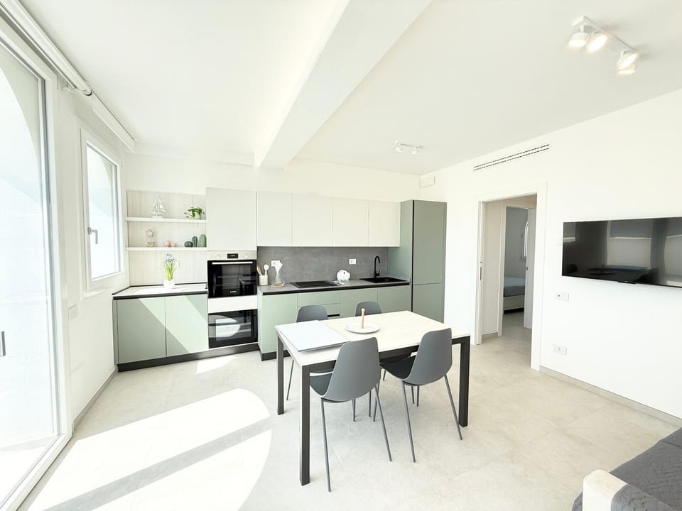 Coffee/tea facilities, Kitchen or kitchenette, dishwasher, heating, microwave, oven, air conditioner