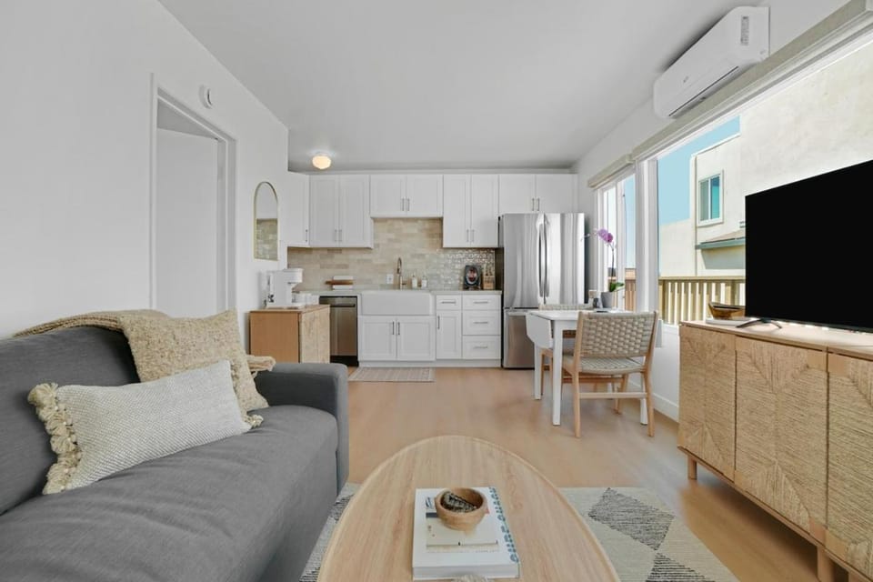 Kitchen or kitchenette, Living room, Seating area, Dining area, air conditioner