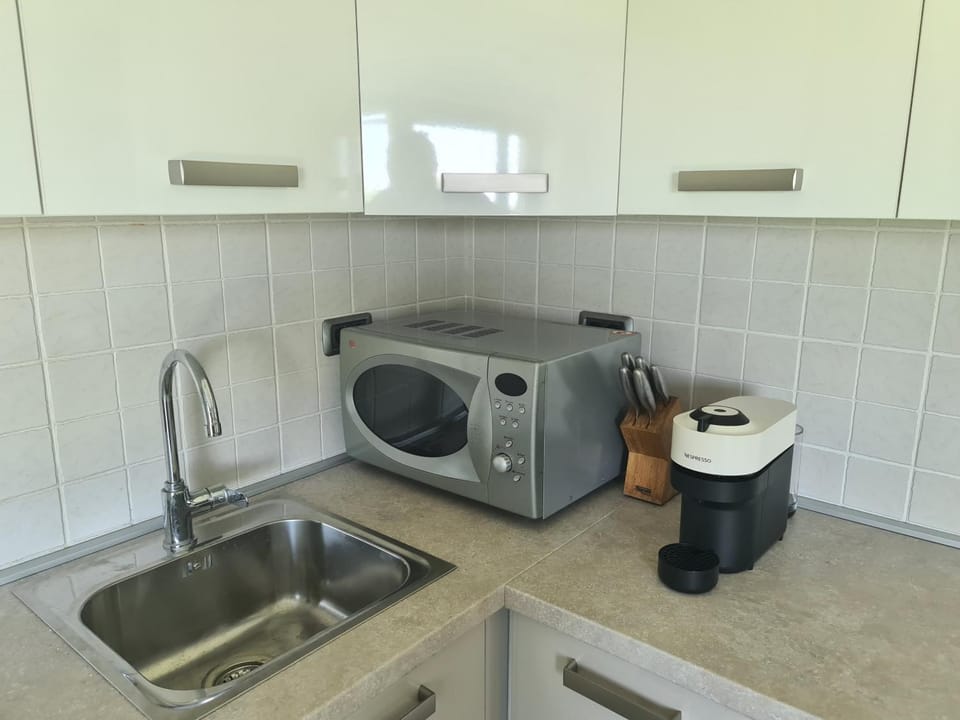 Coffee/tea facilities, microwave