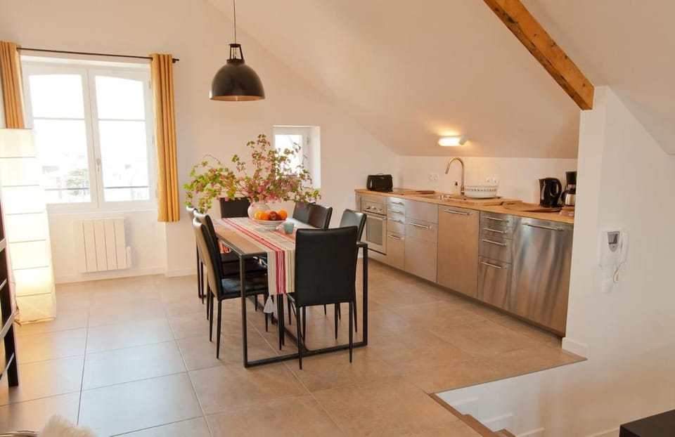 Charming, with views of the sea and the beach, and a pool Apartment in Brittany