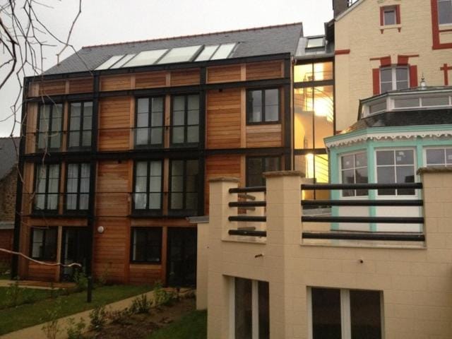 Charming, with views of the sea and the beach, and a pool Apartment in Brittany
