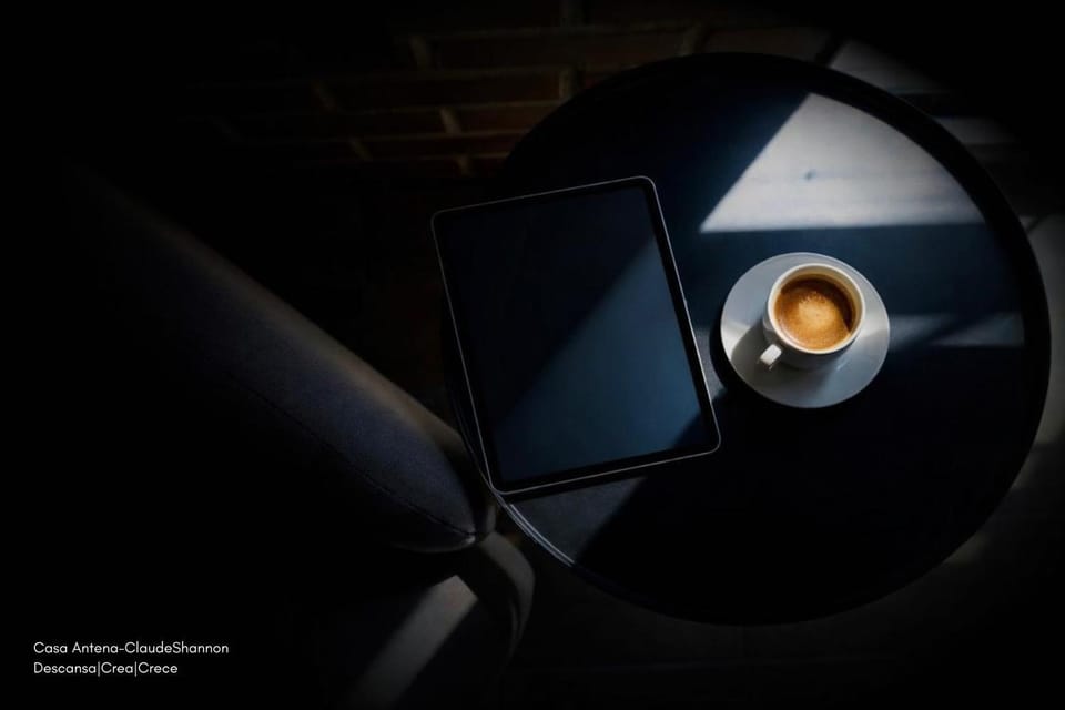 Coffee/tea facilities, Seating area, Bedroom