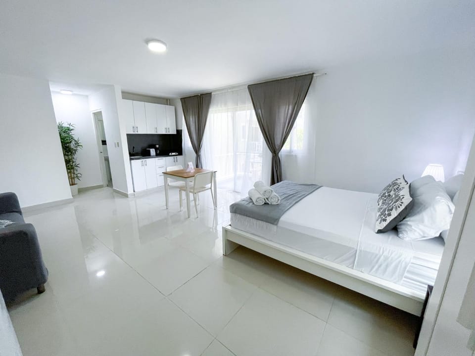 Bed, TV and multimedia, Living room, Photo of the whole room, Seating area, Bedroom, towels