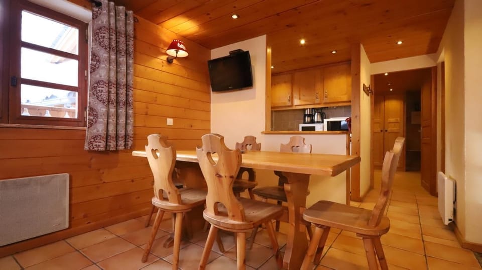 Property building, Kitchen or kitchenette, Living room
