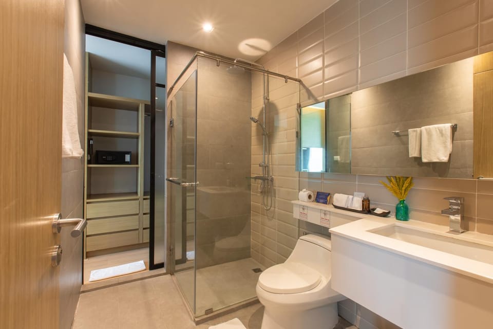 Shower, Toilet, Bathroom, towels
