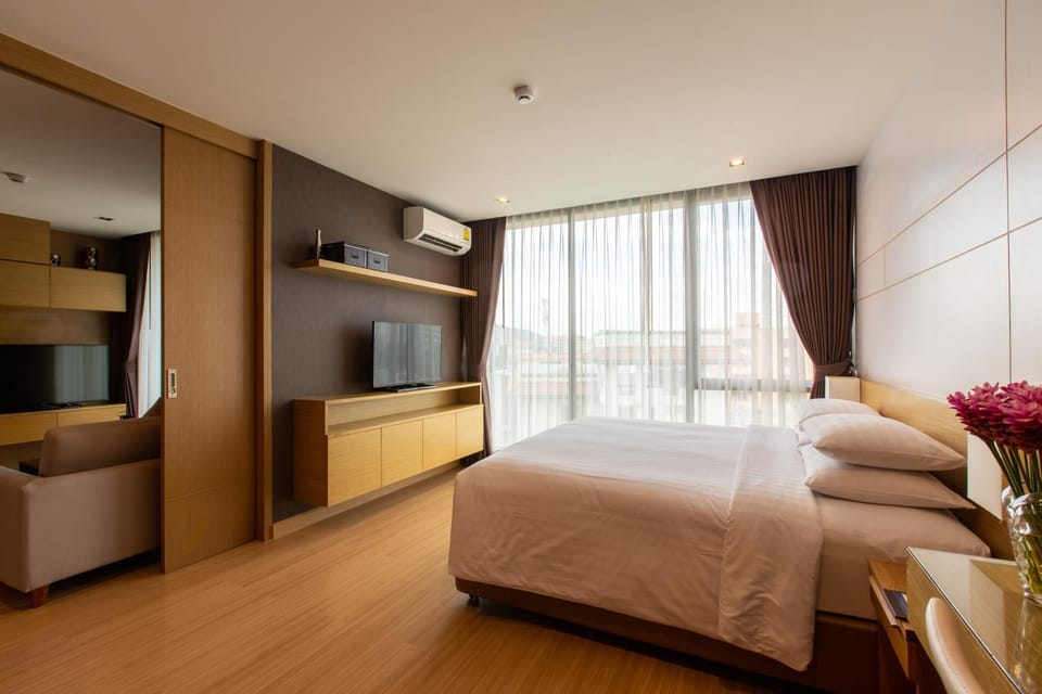 Photo of the whole room, Bedroom
