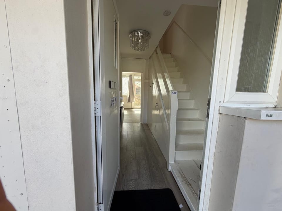 Apartment Sleeps 2 with Parking Apartment in Southall