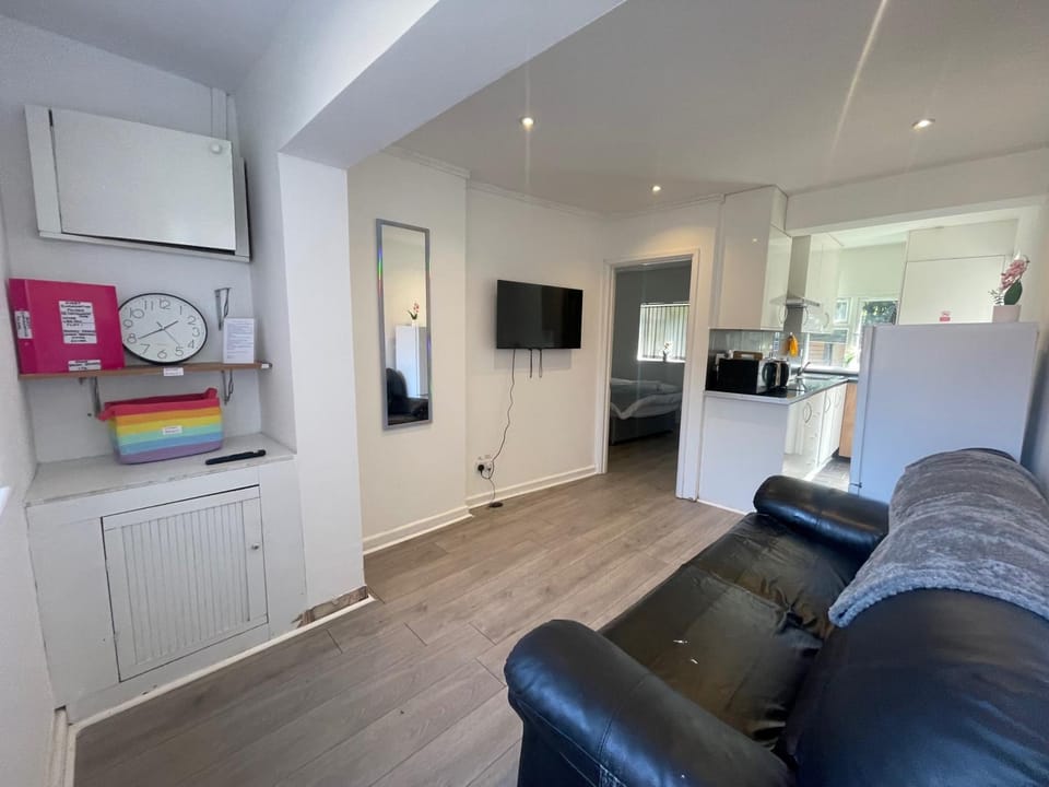 Apartment Sleeps 2 with Parking Apartment in Southall