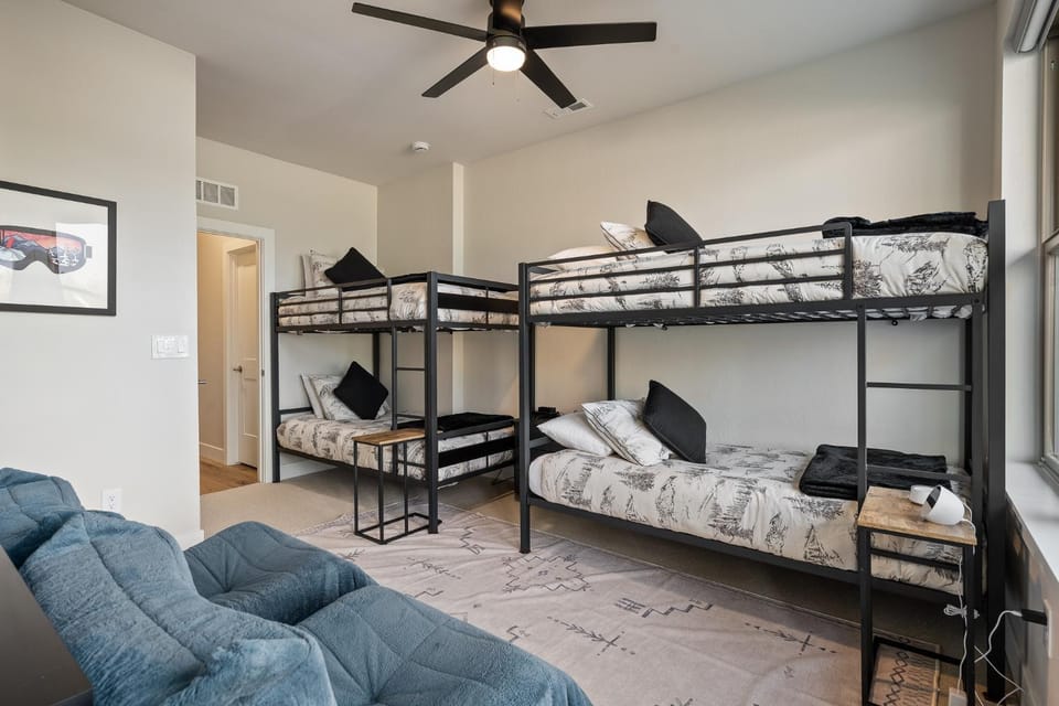 Bedroom, bunk bed