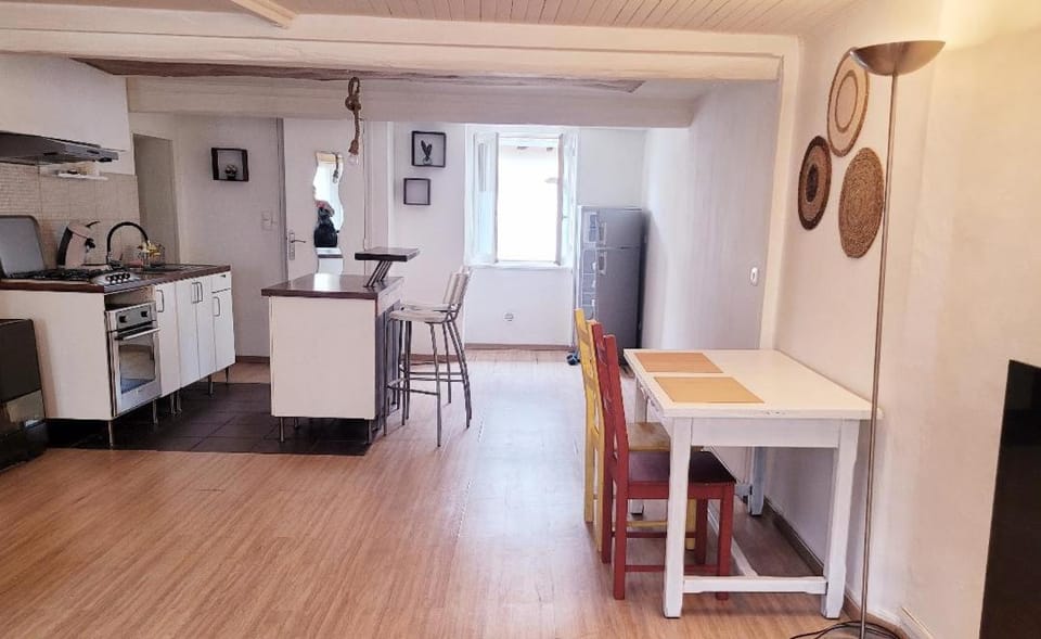Kitchen or kitchenette, Dining area, oven, stove, toaster