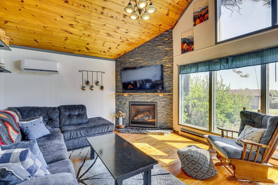 Private Deck + Hot Tub: Central Dickinson Home House in Dickinson