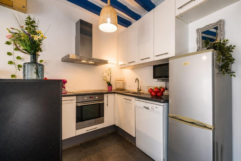 Kitchen or kitchenette, dishwasher, oven, pet friendly, stove