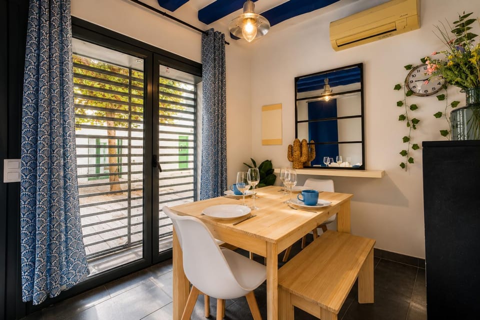 Kitchen or kitchenette, Seating area, Dining area, air conditioner