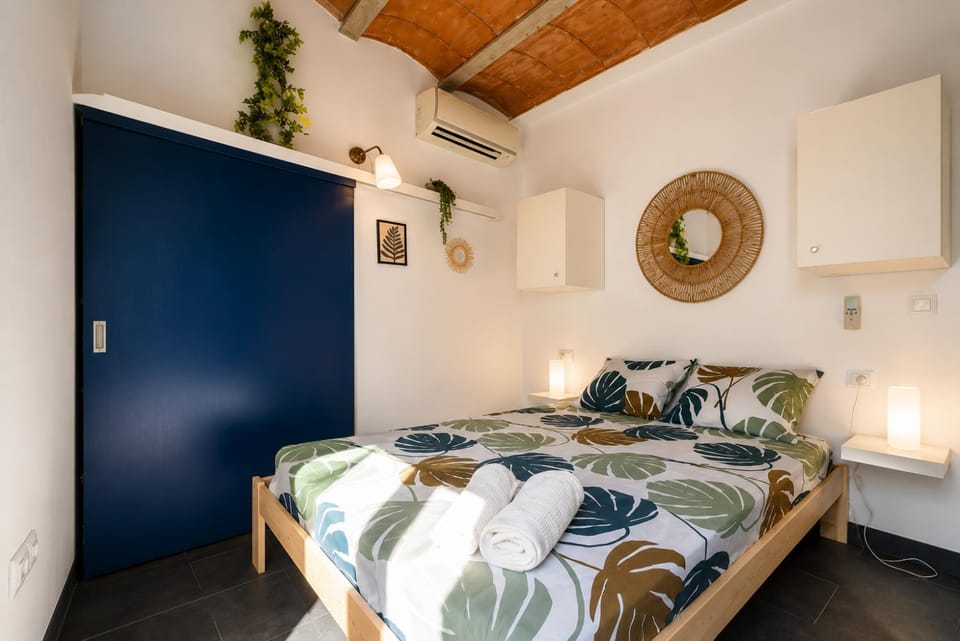 Bed, Photo of the whole room, Bedroom, towels, air conditioner