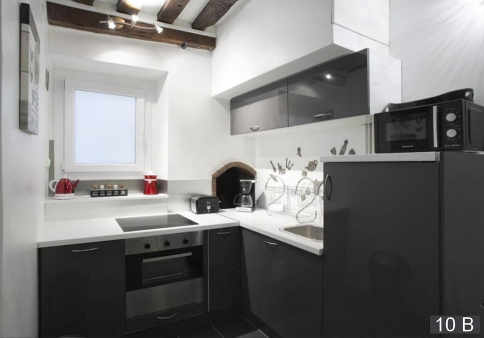 Kitchen or kitchenette, oven, stove