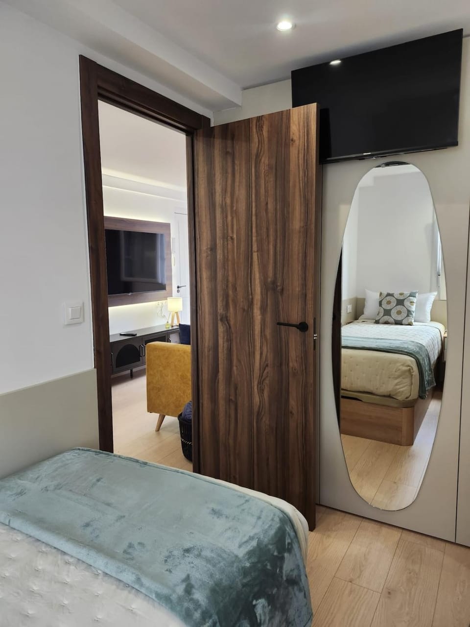 Bed, Photo of the whole room