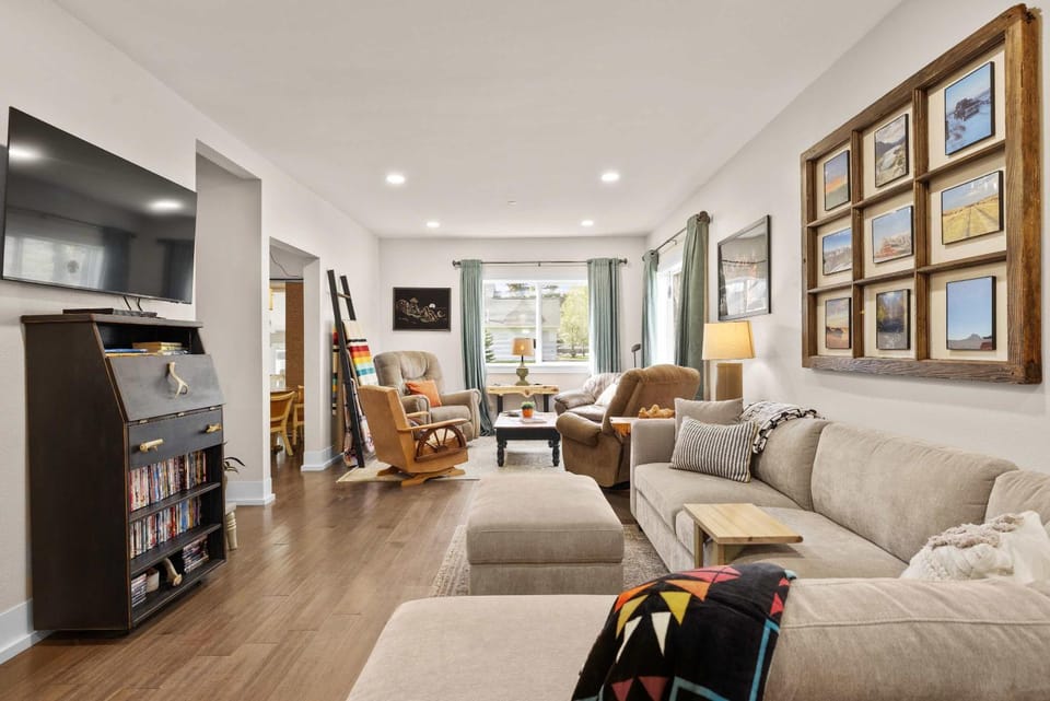 Communal lounge/ TV room, Living room, Seating area
