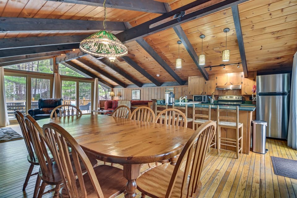 Walk to Cathedral Ledge Trails! Cozy Family Home House in Conway