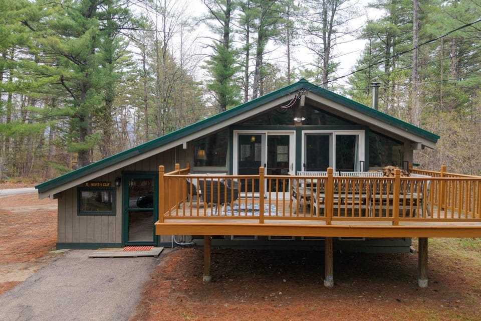 Walk to Cathedral Ledge Trails! Cozy Family Home House in Conway