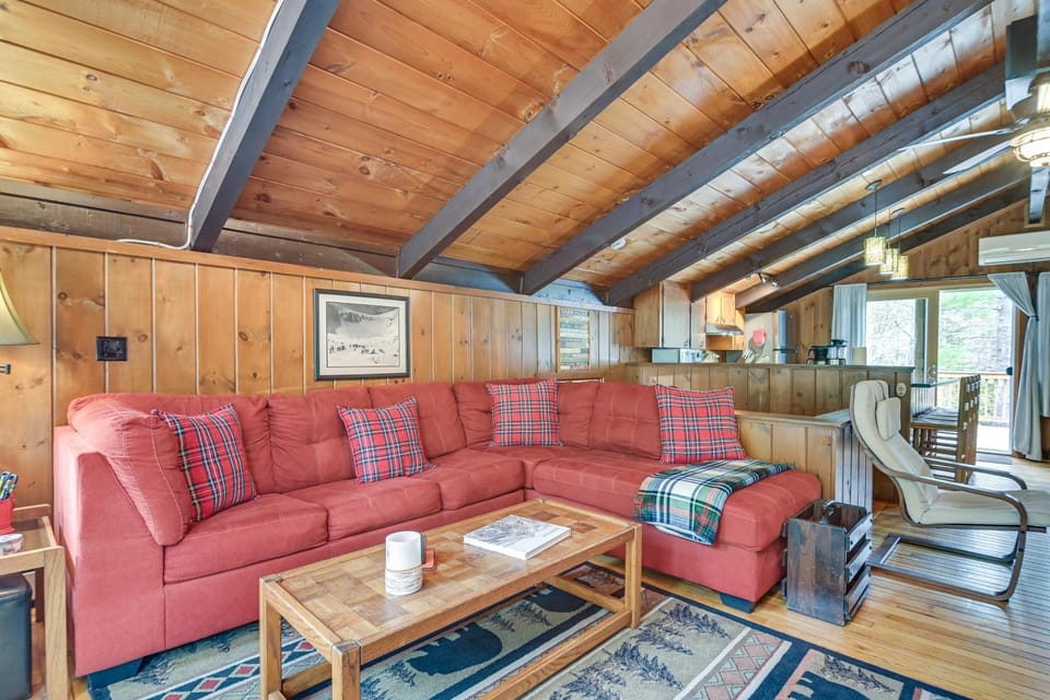Walk to Cathedral Ledge Trails! Cozy Family Home House in Conway