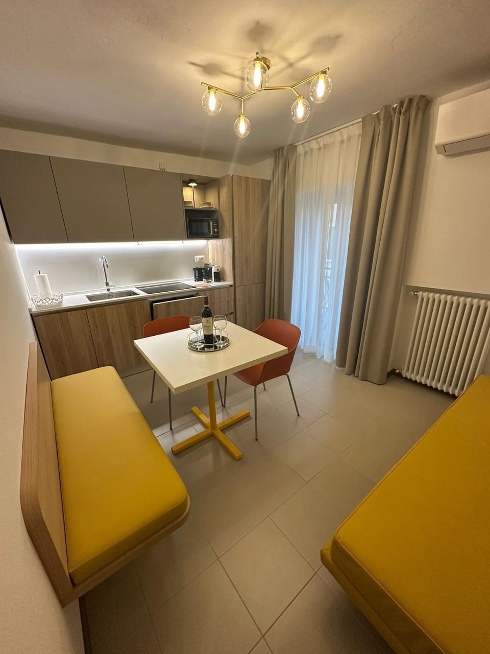 Kitchen or kitchenette, Living room, Seating area, Dining area