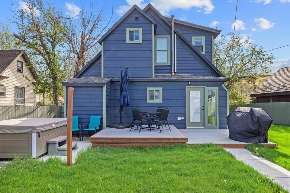 PLATTinum Haven In town 3 bedroom 3 bathrooms with hot tub House in Red Lodge