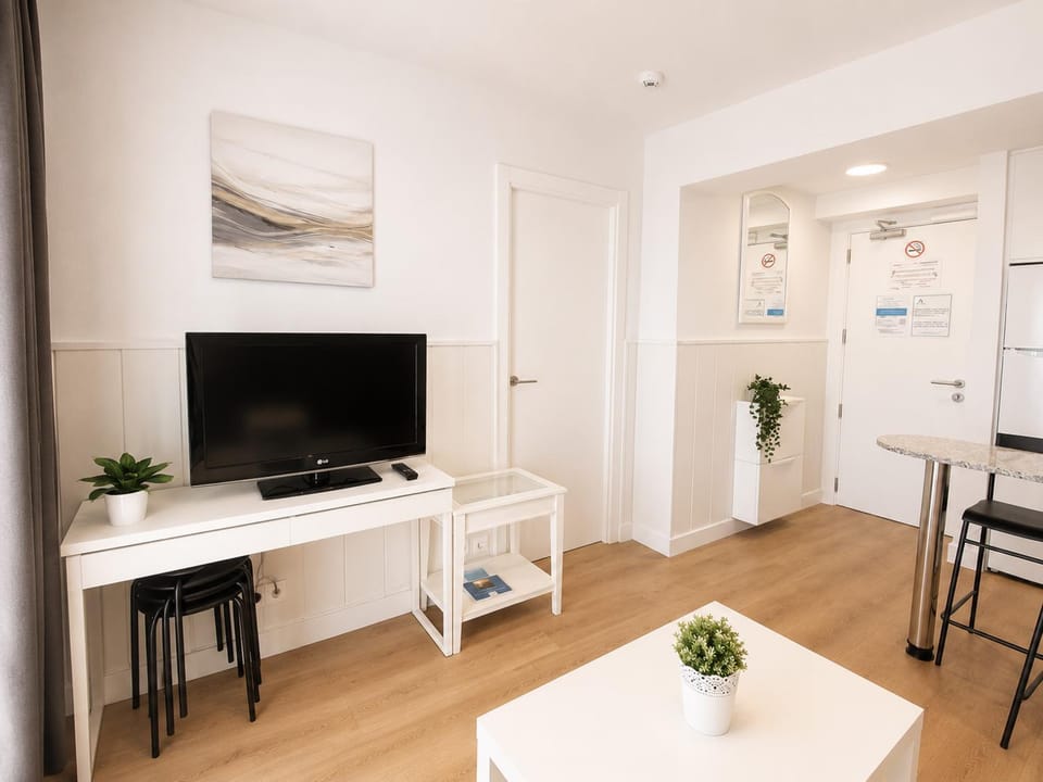 Communal lounge/ TV room, TV and multimedia, kitchen